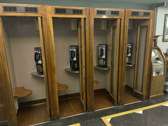 Cabinas telefónicas antiguas con teléfonos de disco que ya no existen, mostrando objetos que la gente recuerda con nostalgia.