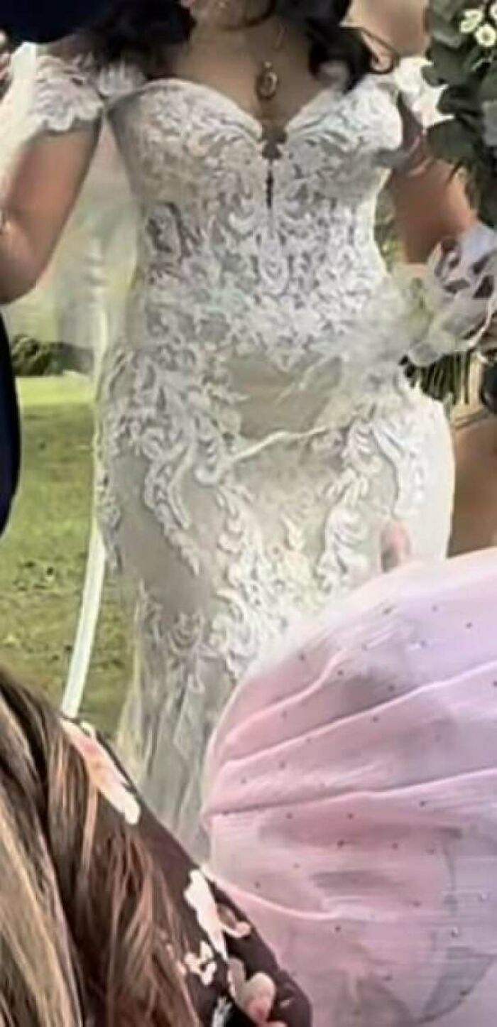 Novia con vestido de encaje blanco en boda, destacando momentos divertidos y vergonzosos de novias y invitados.