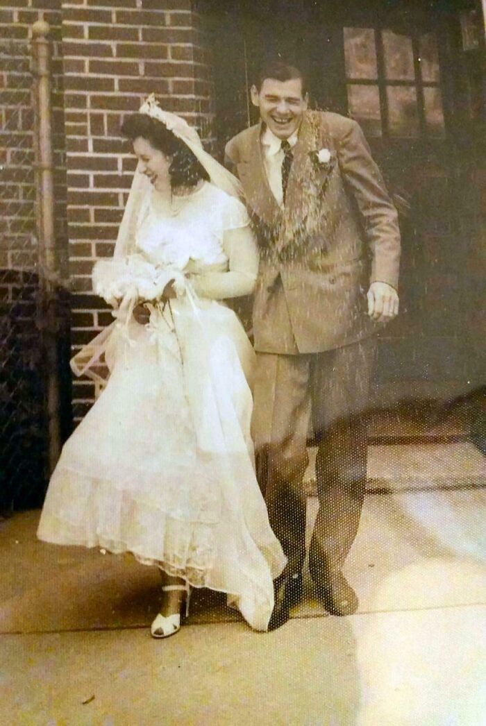 Pareja de recién casados antiguos celebrando, fotografía histórica fascinante en blanco y negro con estilo vintage.