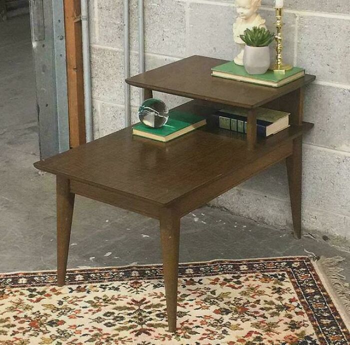 Mesa vintage de madera con decoración retro sobre alfombra antigua, ejemplo de cosas que no existen hoy en día.
