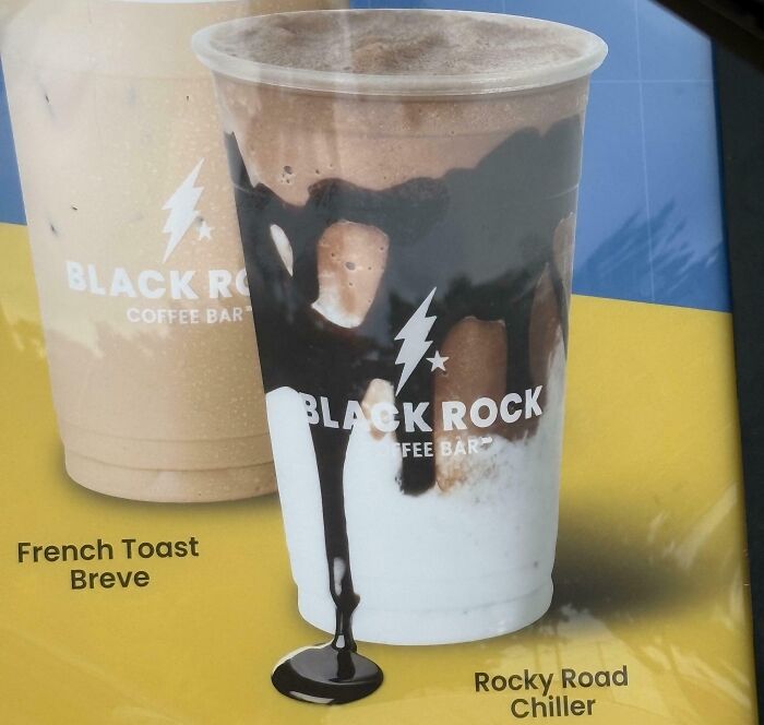 Vaso de café con chocolate derramado, ejemplo de divertidos fallos publicitarios que cuesta creer en bebidas.