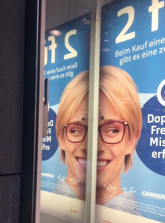 Anuncio con un fallo publicitario donde el rostro de una mujer parece deformado por un vidrio divisor.