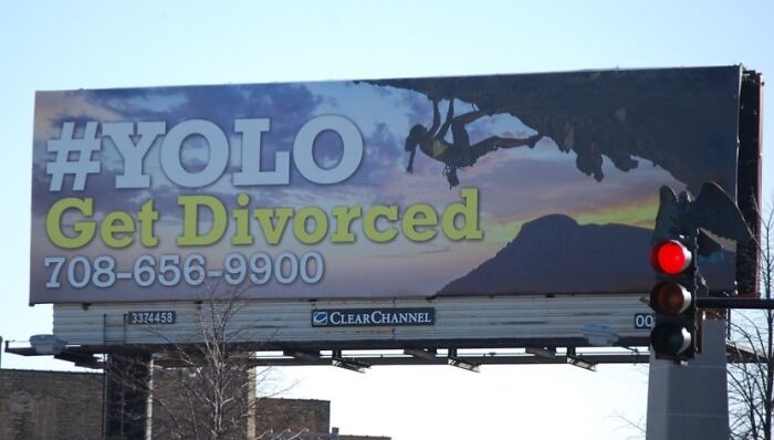 Cartel publicitario con el texto "Get Divorced" y una imagen de personas escalando, ejemplo de fallos publicitarios divertidos.