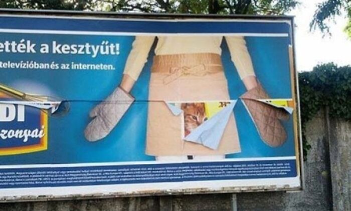 Cartel publicitario con una imagen dañada que crea un divertido fallo en la publicidad visual.