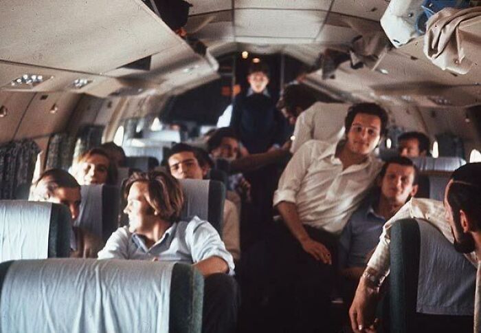 Pasajeros en un avión momentos antes de un desastre, capturando una escena tensa y llena de incertidumbre.
