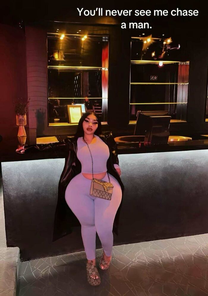 Mujer posando en ropa ajustada con bolso pequeño en un bar, imagen representativa de momentos en Instagram colapsando realidad.
