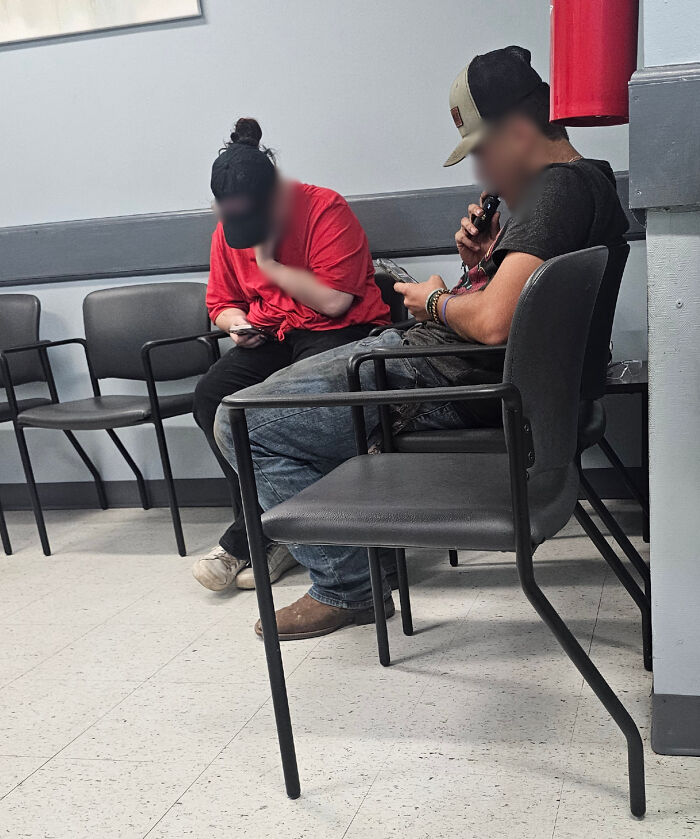Personas prepotentes usando sus teléfonos en sala de espera, mostrando actitudes de derecho y arrogancia en internet.