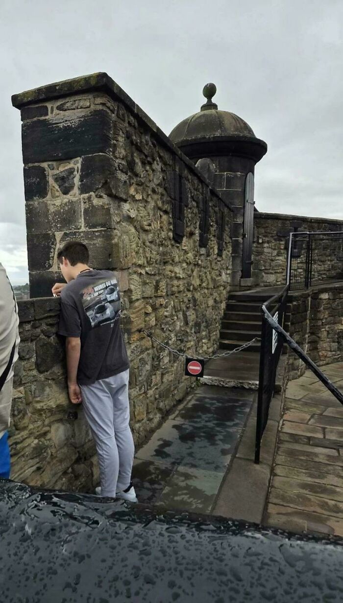 Joven prepotente intentando pasar zona prohibida junto a muro antiguo siendo humillado en internet.
