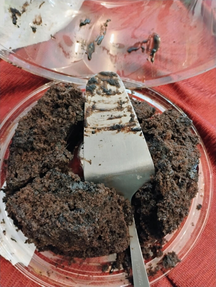 Pastel de chocolate desordenado con una espátula, ilustrando personas prepotentes siendo avergonzadas en internet.