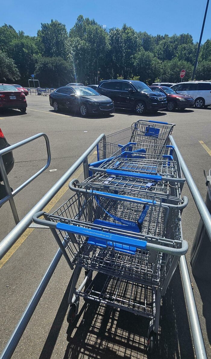 Carritos de supermercado bloqueando espacio, ejemplo de personas prepotentes y su comportamiento criticado en internet.