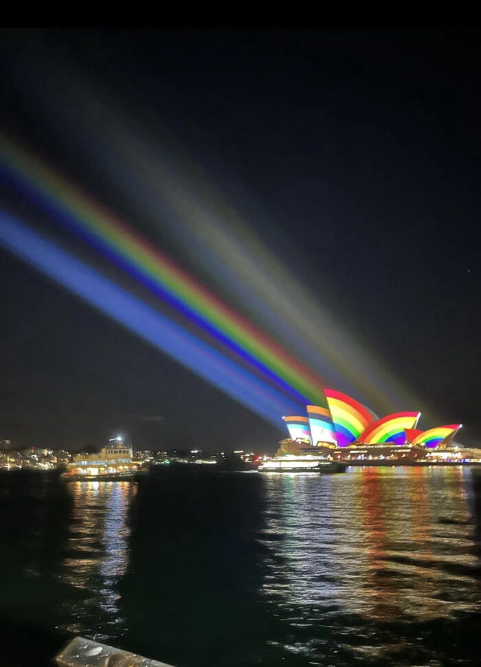 Ópera de Sídney iluminada con arcoíris celebrando chaotic good y actitudes que hicieron lo correcto a su manera.