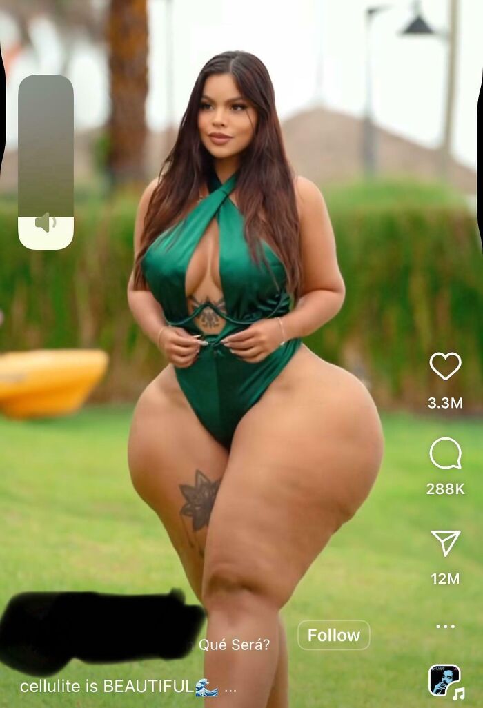 Mujer con traje de baño verde luciendo celulitis, ejemplo de momentos en Instagram donde la realidad impacta visualmente.