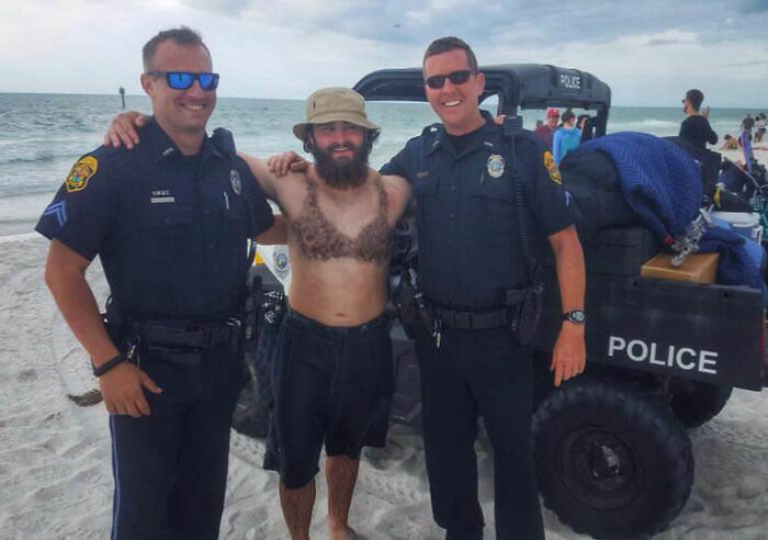 Hombre con vello corporal inusual posando con policías en la playa, imágenes divertidas de vacaciones de verano para compartir.