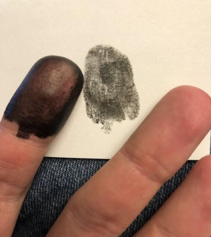 Dedo con tinta mostrando un rasgo distintivo del cuerpo humano en una huella digital única y detallada.