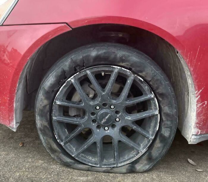 Llantas dañadas de un coche rojo ilustrando situaciones comunes al tener un hermano con actitudes demandantes y derechos. Llantas dañadas de un coche rojo ilustrando situaciones comunes al tener un hermano con actitudes demandantes y derechos.