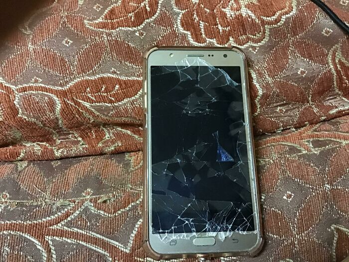 Teléfono móvil con pantalla rota sobre un sofá, ilustrando problemas comunes con hermanos con derecho adquirido. Teléfono móvil con pantalla rota sobre un sofá, ilustrando problemas comunes con hermanos con derecho adquirido.