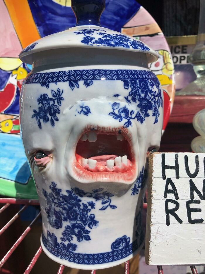 Encontré esto en un mercadillo de antigüedades, debería haberlo comprado.