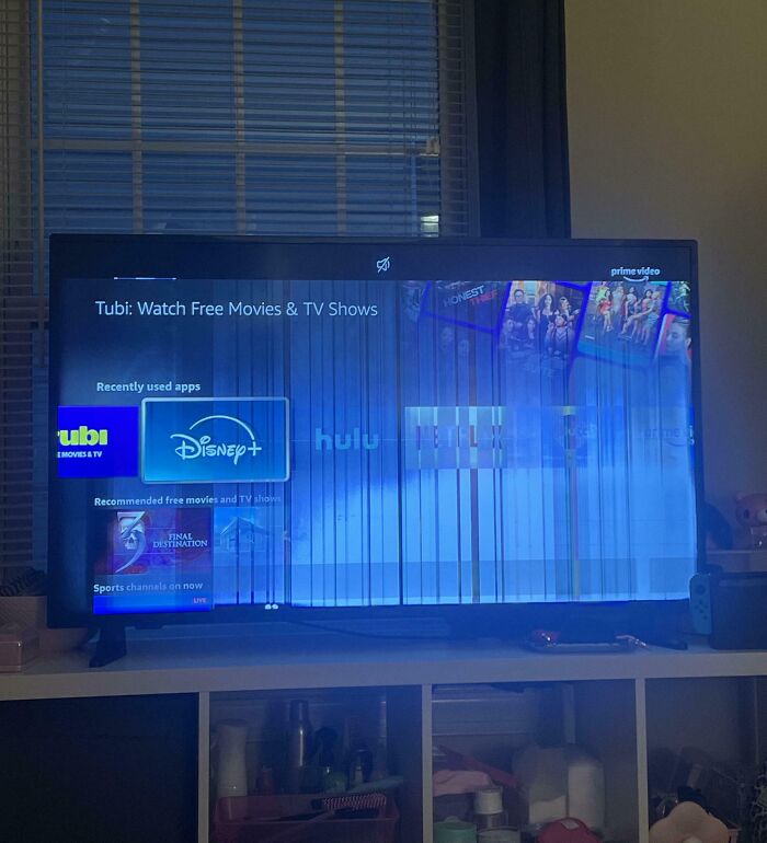 Televisor con pantalla dañada mostrando aplicaciones de streaming, reflejando el impacto de tener un hermano con derecho. Televisor con pantalla dañada mostrando aplicaciones de streaming, reflejando el impacto de tener un hermano con derecho.