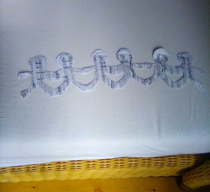 Cadena de figuras de papel recortadas con notas musicales, simbolizando la relación con un hermano con derecho. Cadena de figuras de papel recortadas con notas musicales, simbolizando la relación con un hermano con derecho.