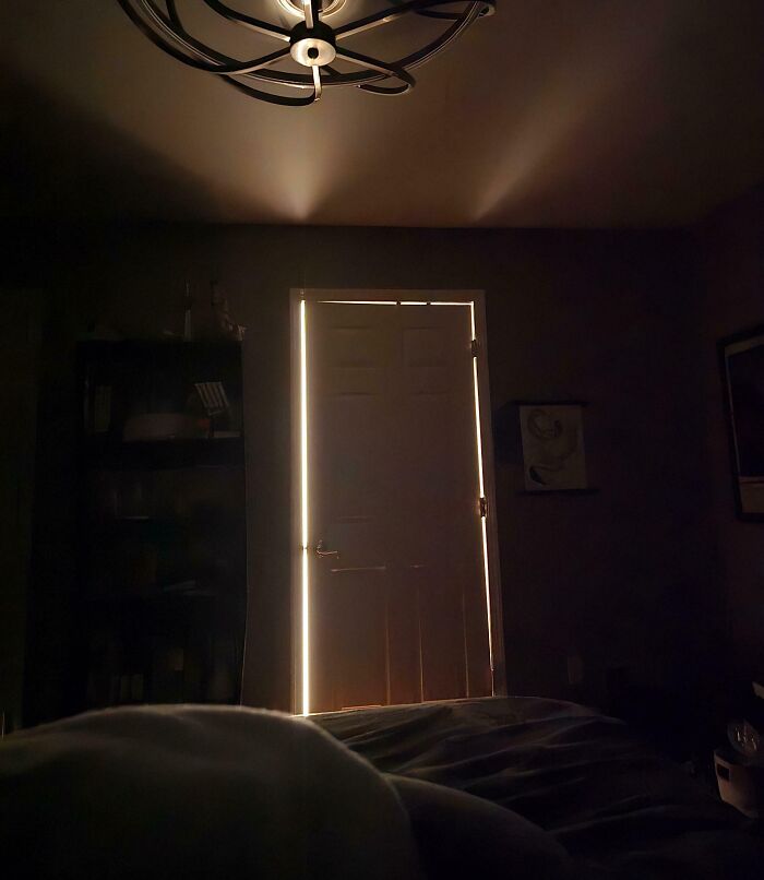 Puerta entreabierta con luz filtrándose, representando la experiencia de tener un hermano con actitud de derecho. Puerta entreabierta con luz filtrándose, representando la experiencia de tener un hermano con actitud de derecho.