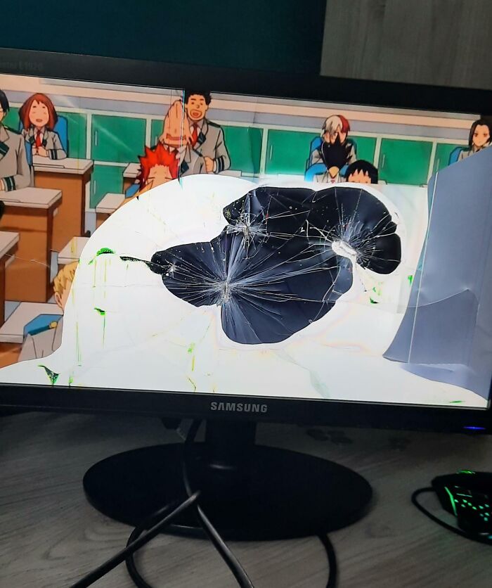 Pantalla de monitor Samsung rota que muestra una escena animada en un aula, reflejando la experiencia de tener un hermano consentido. Pantalla de monitor Samsung rota que muestra una escena animada en un aula, reflejando la experiencia de tener un hermano consentido.