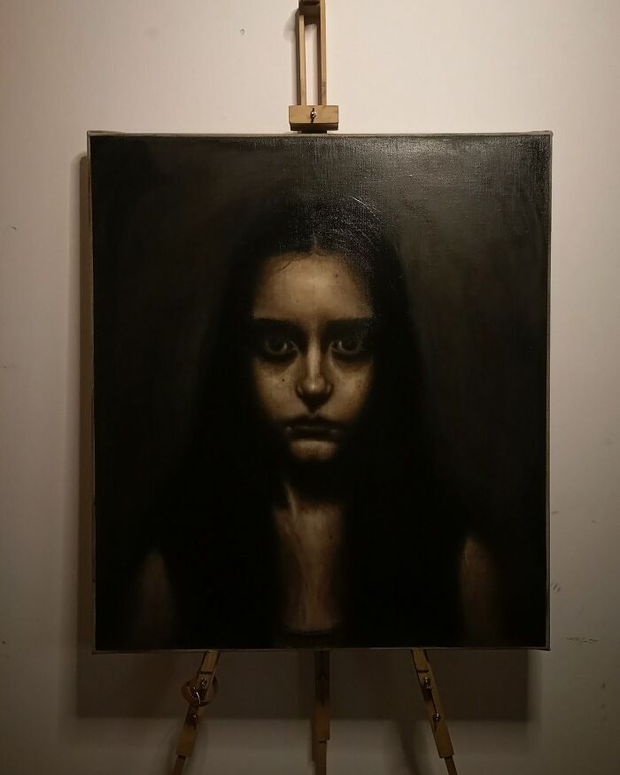 Retrato oscuro y aterrador de una mujer con mirada intensa, imagen ideal para fotos aterradoras que causan sensación inquietante.