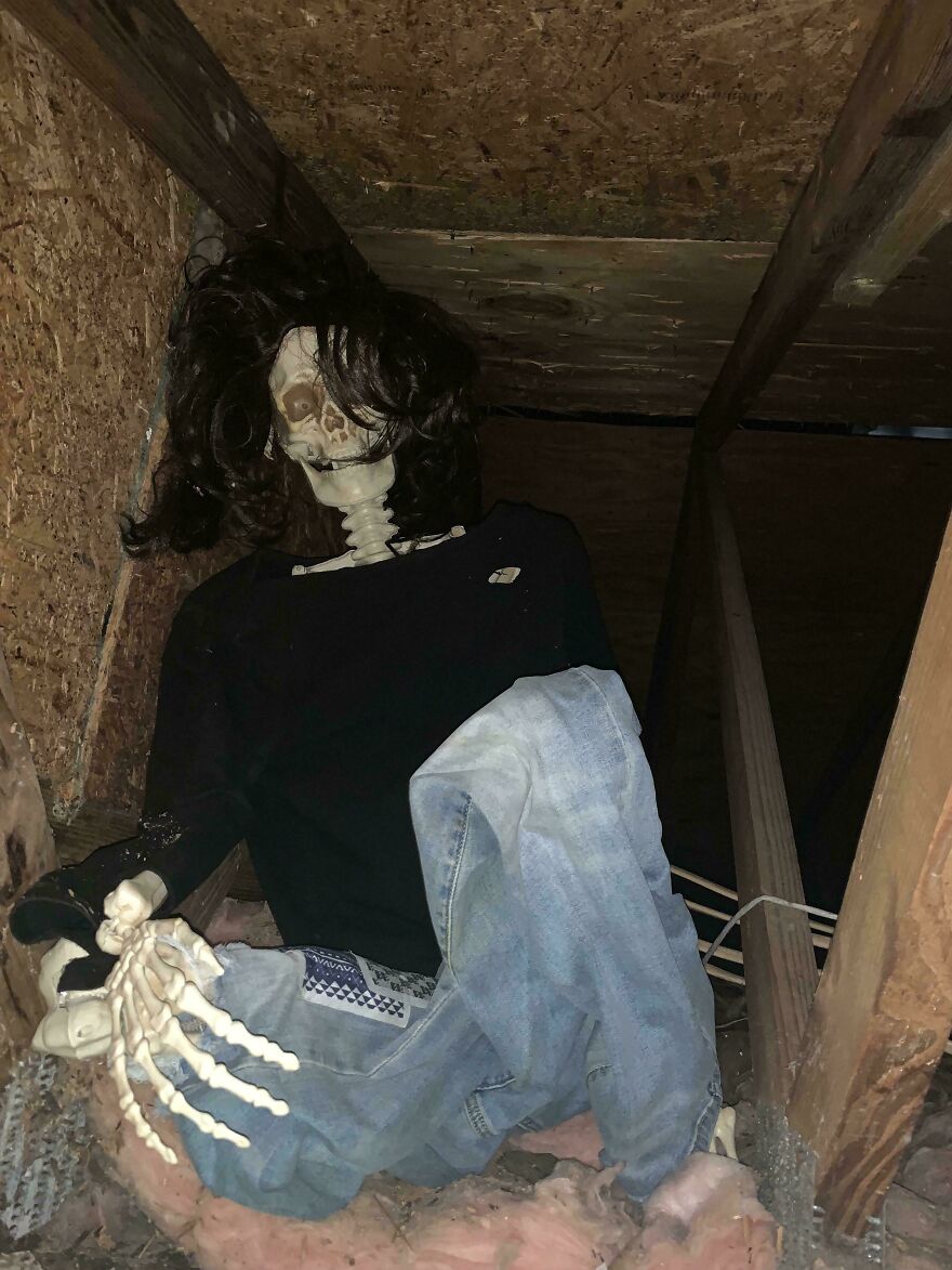 Esqueleto con ropa en un espacio oscuro como un pequeño regalo para los nuevos dueños de la casa.