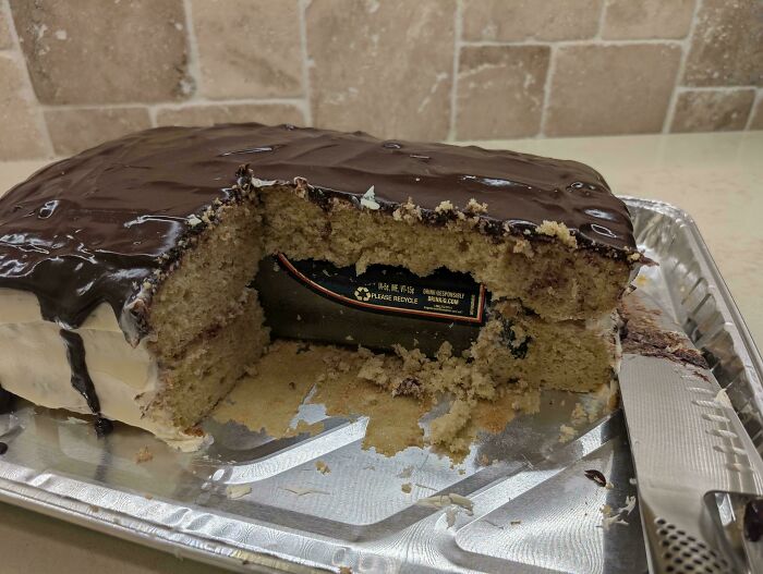 Pastel con relleno sorpresa y cobertura de chocolate que muestra un humor ingenioso y creativo en la presentación del postre.
