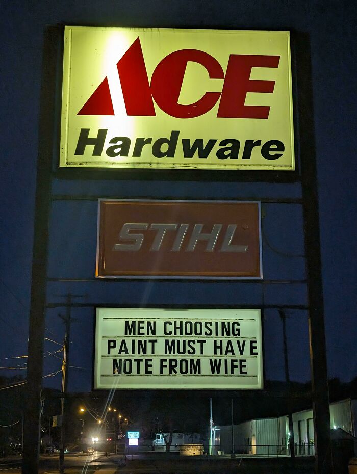 Cartel de tienda ACE Hardware con humor ingenioso sobre hombres eligiendo pintura solo con nota de su esposa.