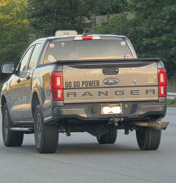 Camioneta Ford Ranger con frase humorística “GO GO POWER” en la parte trasera mostrando ingenio y humor ingenioso.