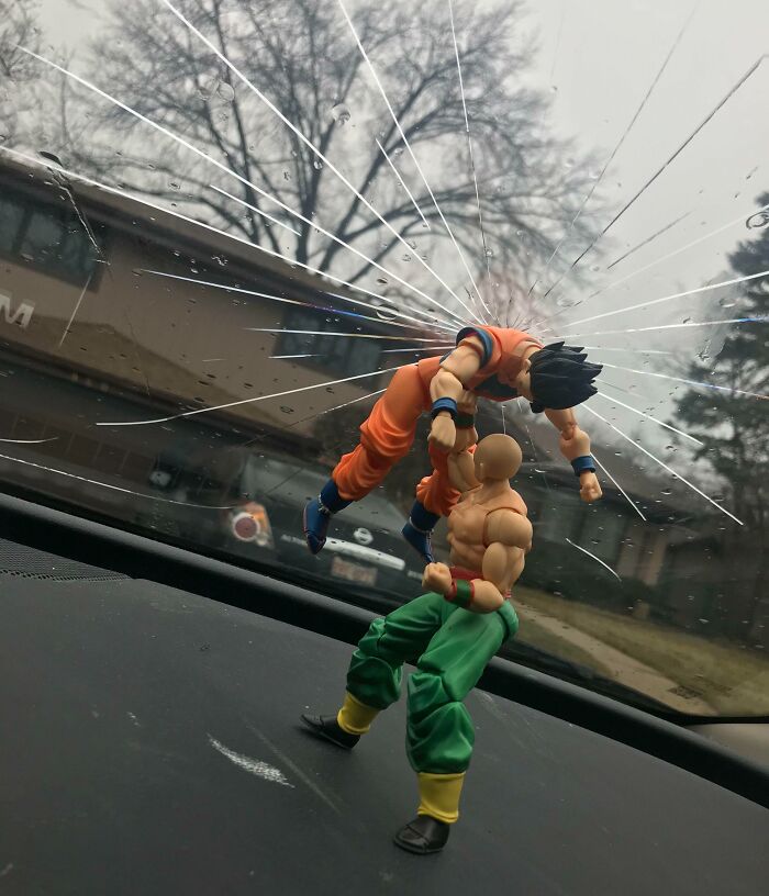 Figuras de acción recrean pelea brutal, mostrando humor ingenioso con creatividad y escenas sorprendentes en el coche.