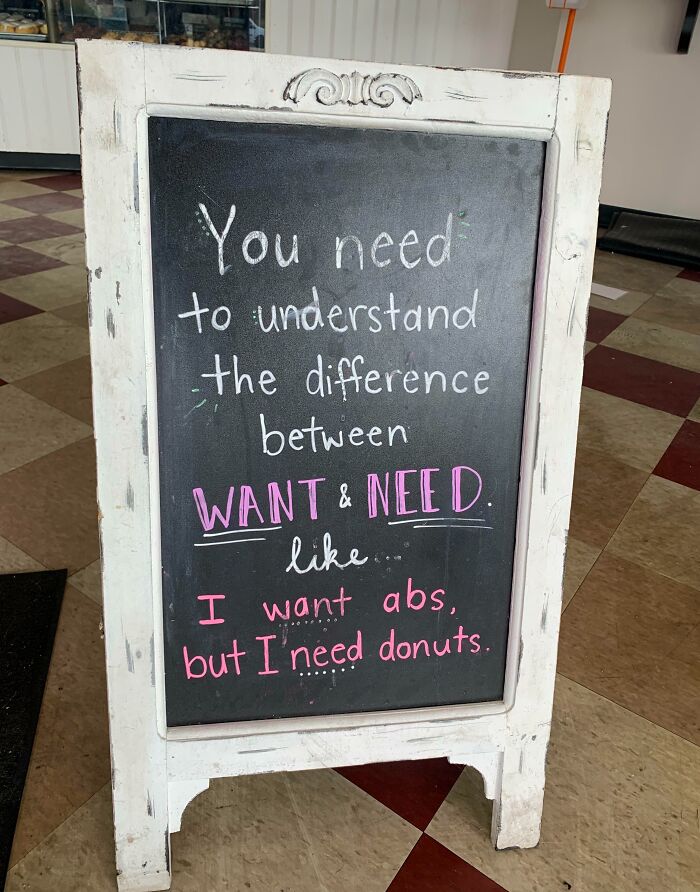 Cartel con humor ingenioso explicando la diferencia entre querer abdominales y necesitar donas, muestra humor ingenioso.