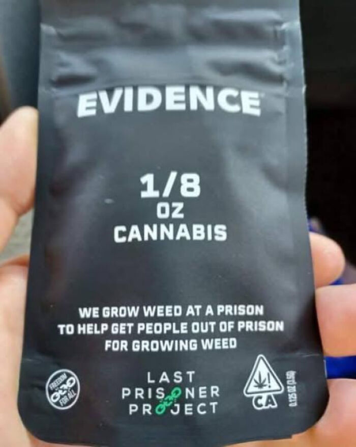 Paquete de cannabis etiquetado como evidencia, relacionado con personas haciendo lo correcto a su manera y proyectos de prisioneros.