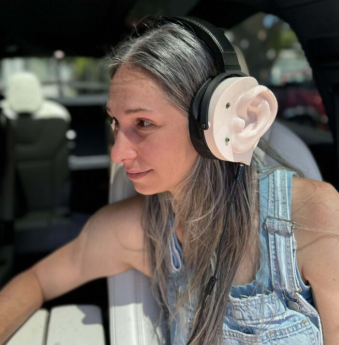 Mujer con auriculares caseros con orejas falsas, ejemplo de proyectos caseros cuya ejecución falló estrepitosamente.