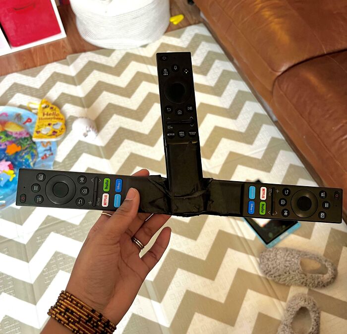 Control remoto casero improvisado con cinta adhesiva, ejemplo de proyectos caseros cuya ejecución falló estrepitosamente.