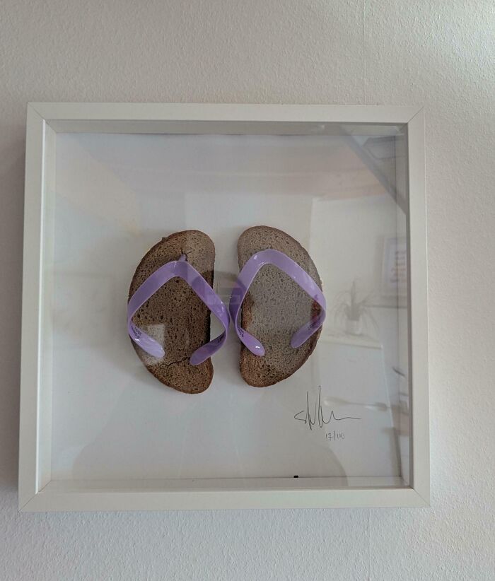 Sandalias hechas con rebanadas de pan como ejemplo de proyectos caseros cuya ejecución falló estrepitosamente.