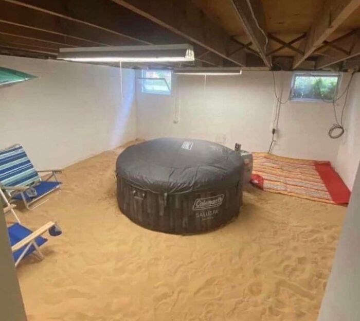 Sala de sótano convertida en playa con sillas y jacuzzi inflable, ejemplo de proyectos caseros fallidos.