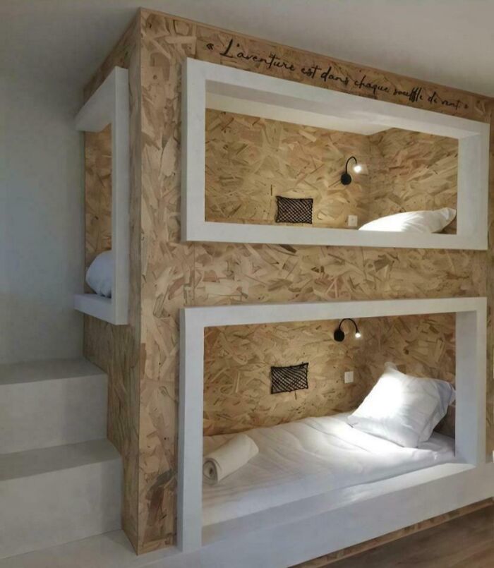 Litera de madera casera con camas integradas y luces, ejemplo de proyectos caseros cuya ejecución falló estrepitosamente.
