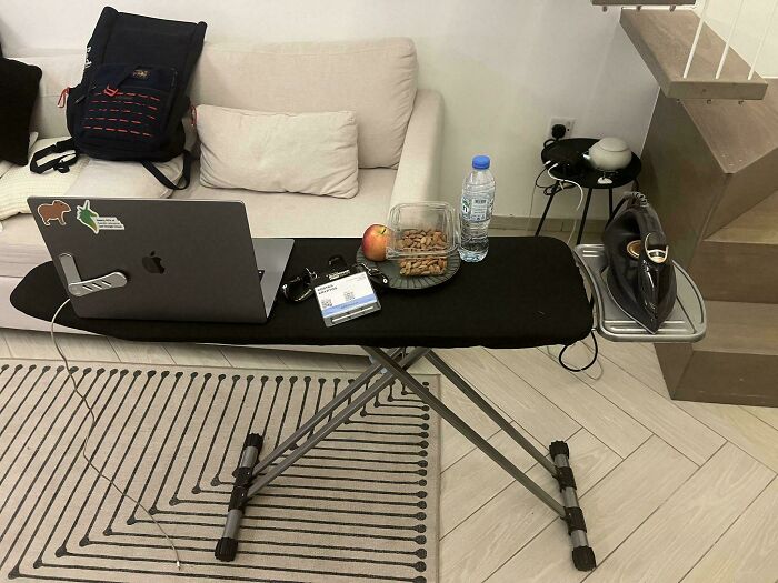 Mesa de planchar convertida en escritorio portátil con trucos de vida geniales usados en casa moderna y práctica.