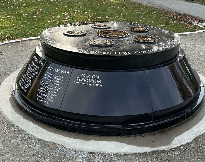 Este monumento de guerra tiene espacios en blanco para futuros conflictos