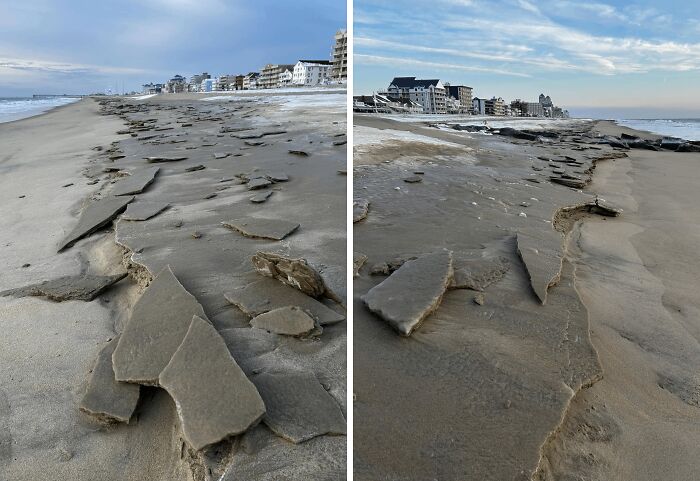 Fragmentos grandes de arena seca formados inesperadamente en la playa frente a edificios residenciales al atardecer.