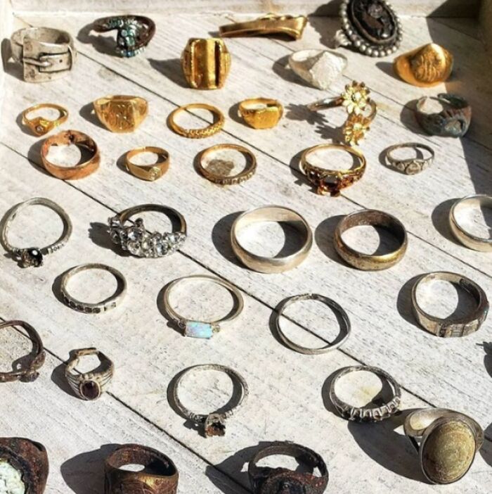 Anillos antiguos encontrados en la playa, momentos inesperados de descubrimientos sorprendentes en la arena.