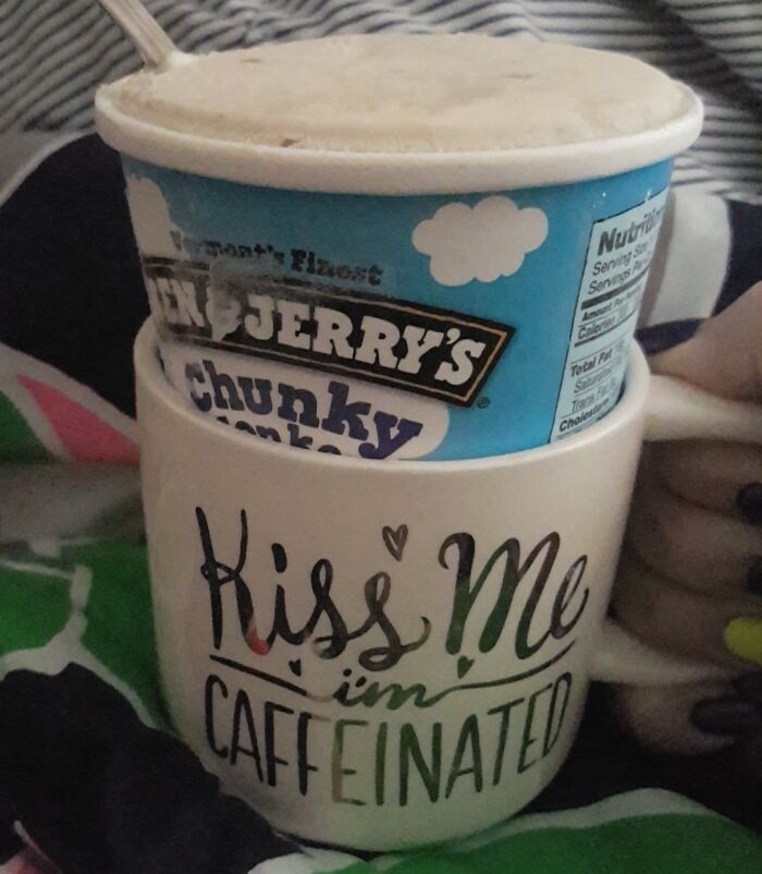 Taza con helado dentro mostrando un ingenioso life hack que muchas personas realmente usan.