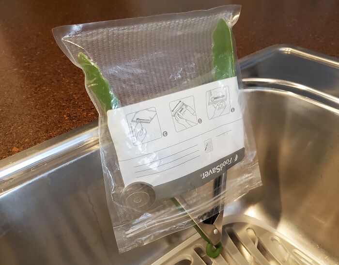 Bolsas de almacenamiento al vacío colgadas para secar en filtro de fregadero, mostrando uno de los mejores life hacks geniales.