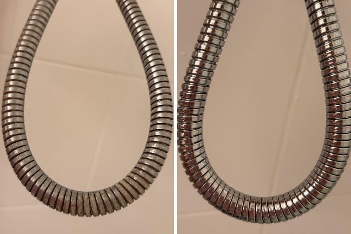 Manguera de ducha antes y después de limpiar, mostrando un truco ingenioso de life hacks que la gente usa realmente.