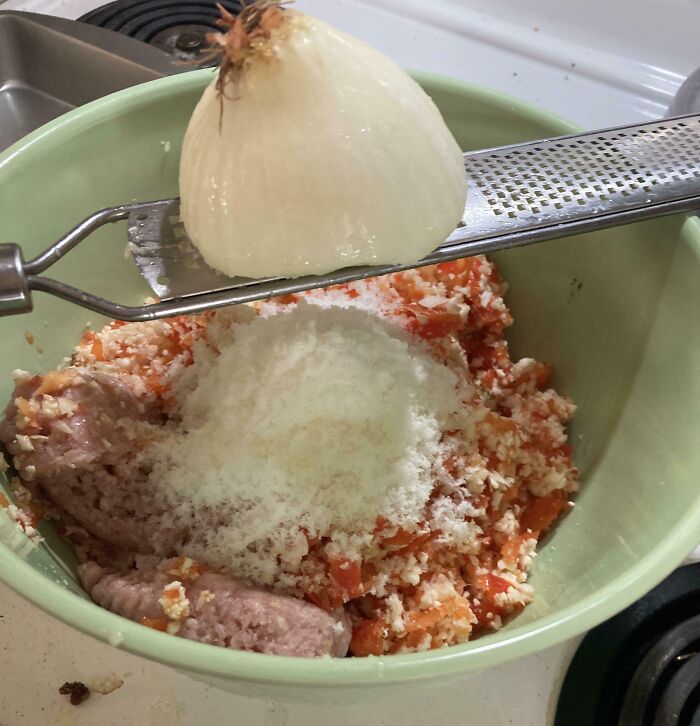 Rallador de cocina usado para picar cebolla y mezclar ingredientes en un recipiente, vida hacks geniales en acción.