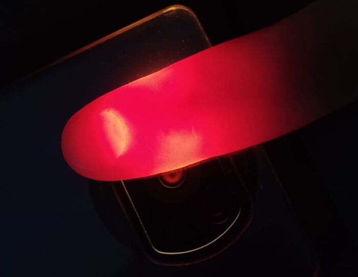 Dedo iluminado por la luz de la cámara del móvil, mostrando uno de los life hacks más ingeniosos y usados.