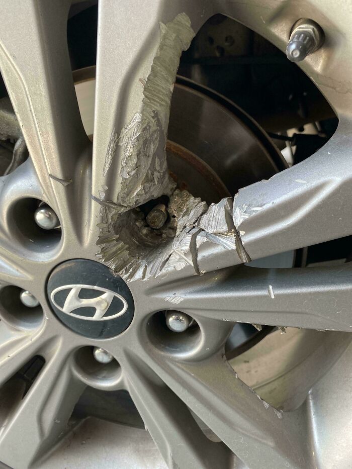 Llanta de coche Hyundai dañada con raspaduras profundas, ejemplo de mecánicos que toman fotos para mostrar el daño real.