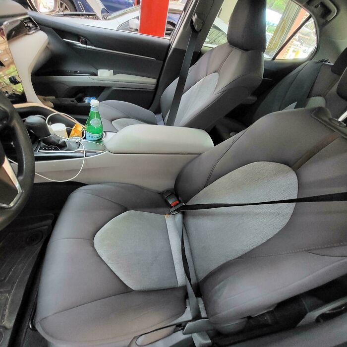 Interior de coche con asiento delantero asegurado con cinturón, foto usada por mecánicos para evidenciar situaciones extrañas.