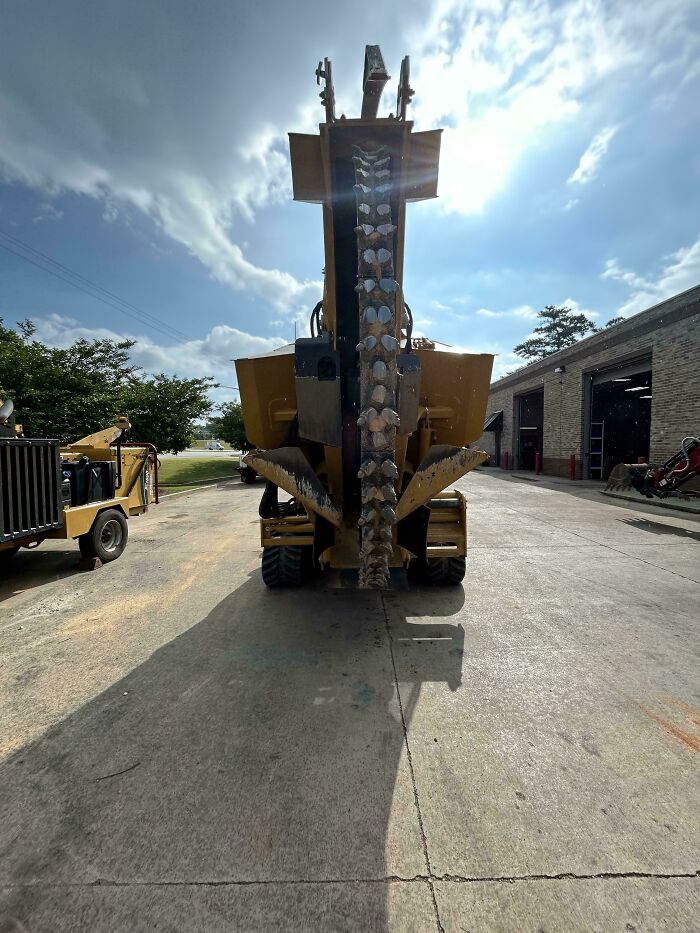 Vehículo industrial visto de frente en taller, mecánicos toman fotos para mostrar problemas poco comunes en autos.